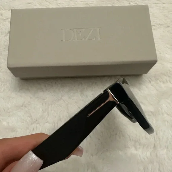 DEZI BLACK ‘ON READ’ SUNGLASSES - Picture 10 of 11